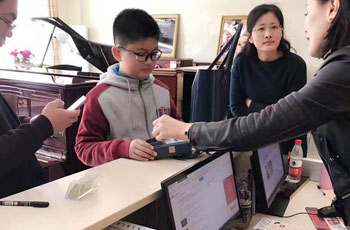 對(duì)于琴童來(lái)說(shuō)，的禮物是鋼琴